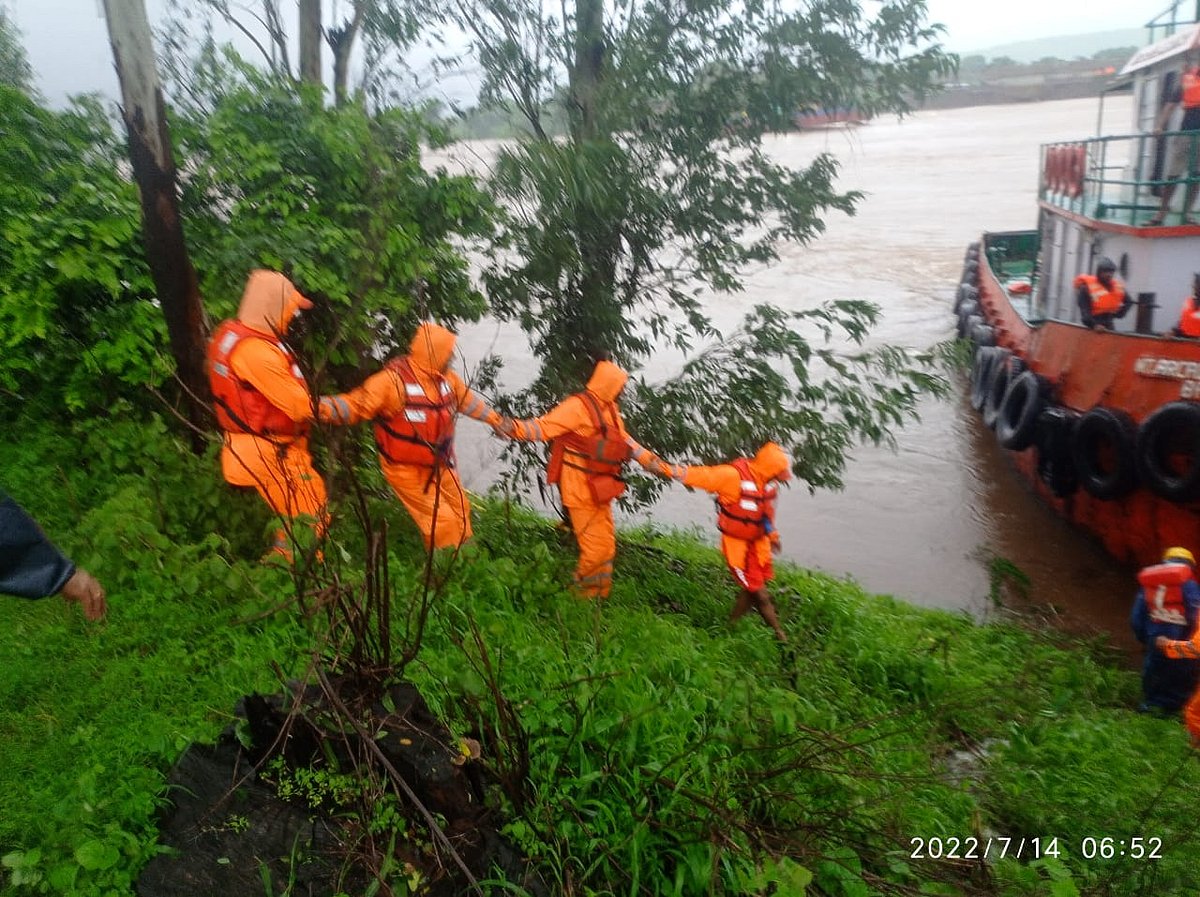 Palghar: After a 15-hour operation, NDRF rescues 10 infra workers from Vaitarna river