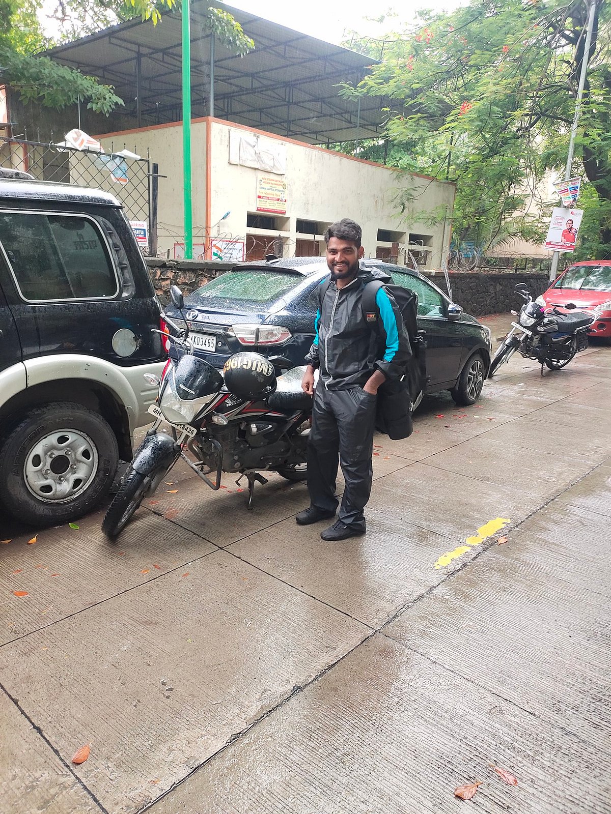 Thane: Delivery executive, who saved 11-year-old girl from serious injury, vows to give donations to charity 