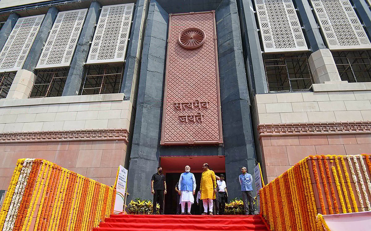 New Delhi: Prime Minister Narendra Modi with Lok Sabha Speaker Om Birla during a ceremony for unveiling of a bronze National Emblem cast on roof of the new Parliament Building, in New Delhi, Monday, July 11, 2022. 