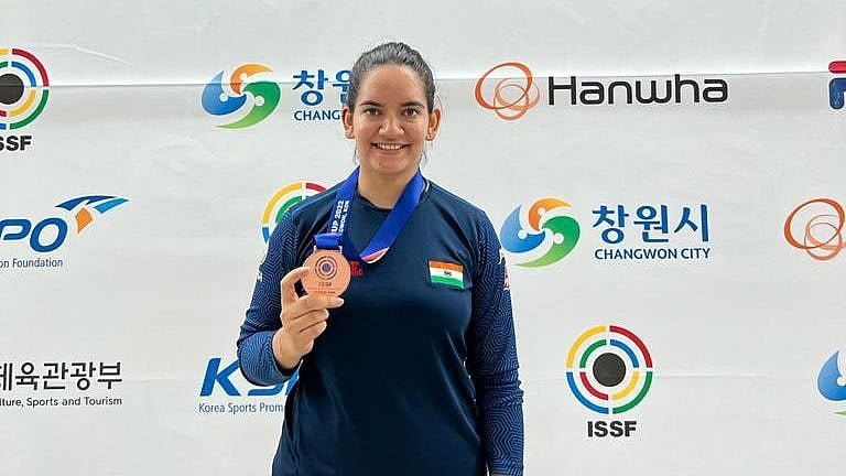 Anjum Moudgil with her bronze medal | Pic|: Twitter