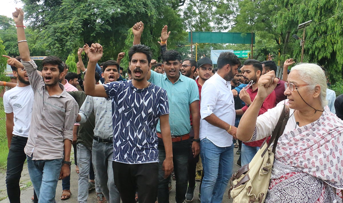 NBA leader Medha Patkar along with Agriculture College students raise slogan against attempts to acquire land of the institute on Sunday. | ANANDSHIVRE