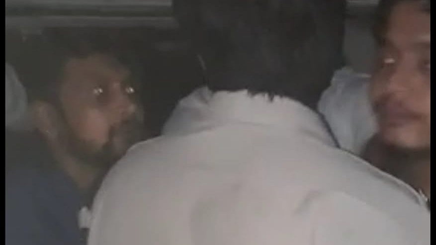 Indore: Youths misbehave with police officers, tear uniform of a cop