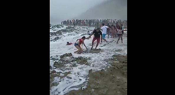 Sangli family drowns in Oman, father and his two children swept into sea