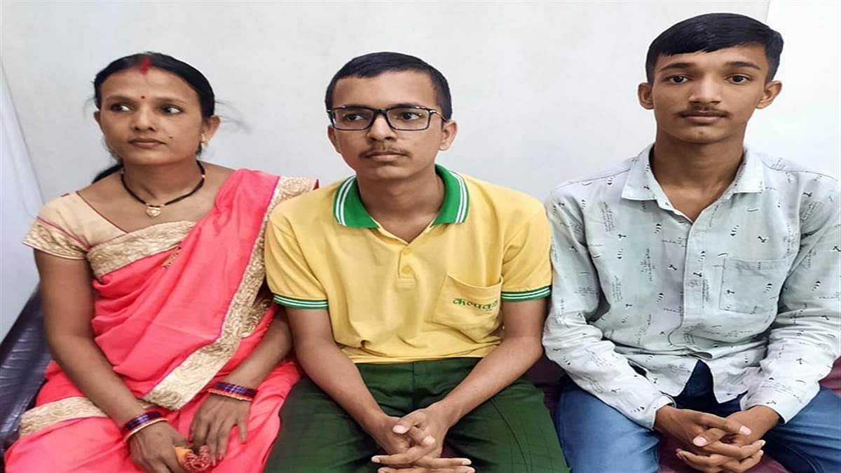 Madhya Pradesh: Welder's son scores 99.93 percent in first JEE attempt 
