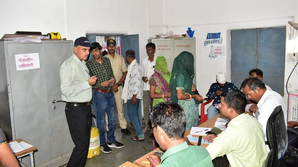 Long queues seen outside polling booths in Mandsaur
