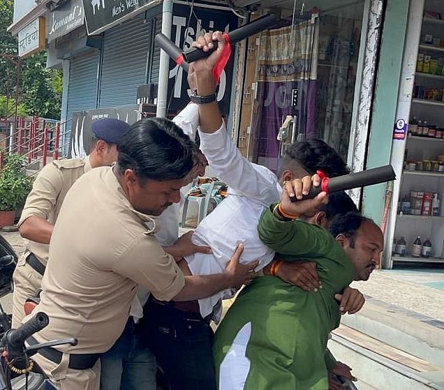 Indore: YC protests against
unemployment