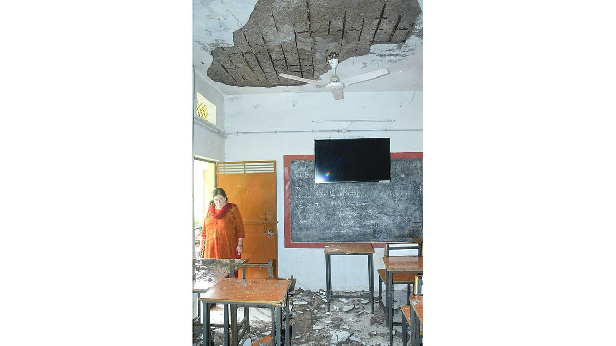 Ujjain: Ceiling plaster falls in Daulatganj School classroom