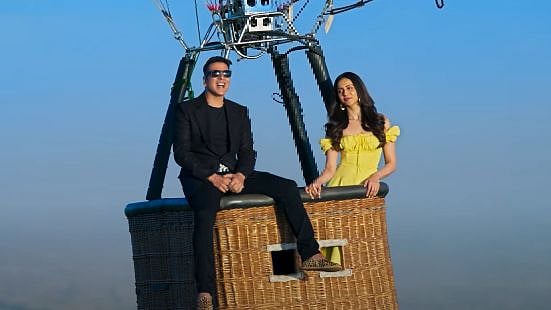 Watch 'Cuttputlli' Song 'Saathiya': Akshay Kumar, Rakul Preet Singh romance on a hot air balloon