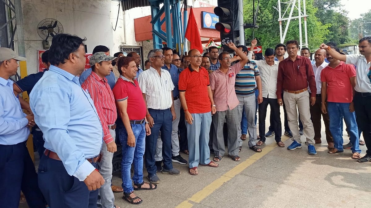 Ujjain: WREU stages demo to oppose abolishment of running staff and their headquarters