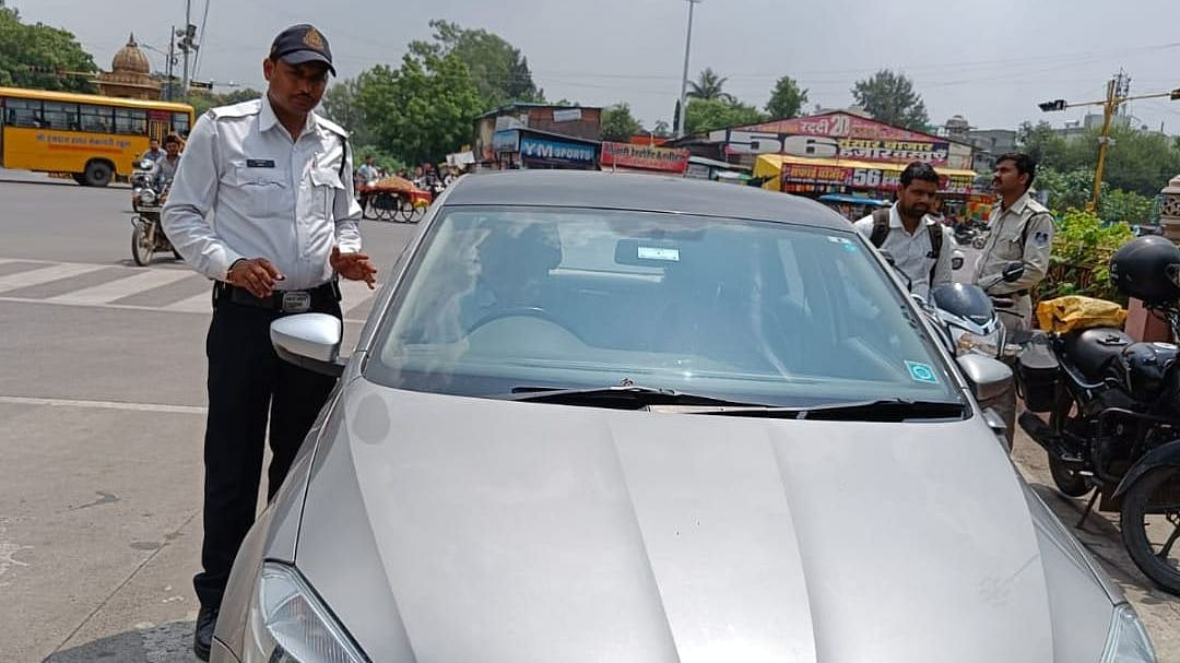 Indore: Police collect Rs 9,000 fine from car driver for jumping red-light 18 times