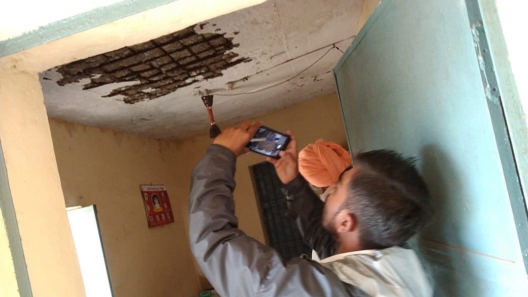Sardarpur: BRC, assistant engineer inspect dilapidated govt school