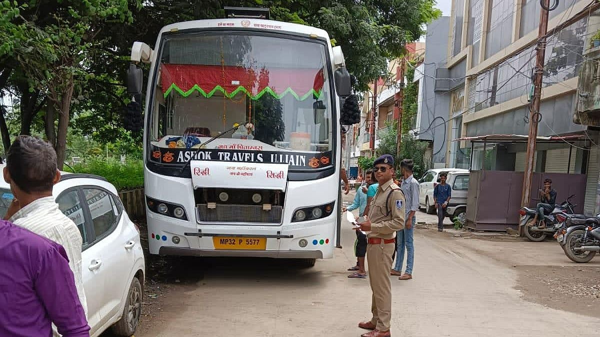 Indore: Cops take action against wrongly parked buses