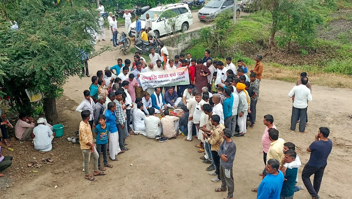 Sadbuddhi Yagnaí being performed in the rural belt in support of road construction, in Ujjain on Sunday | FP PHOTO