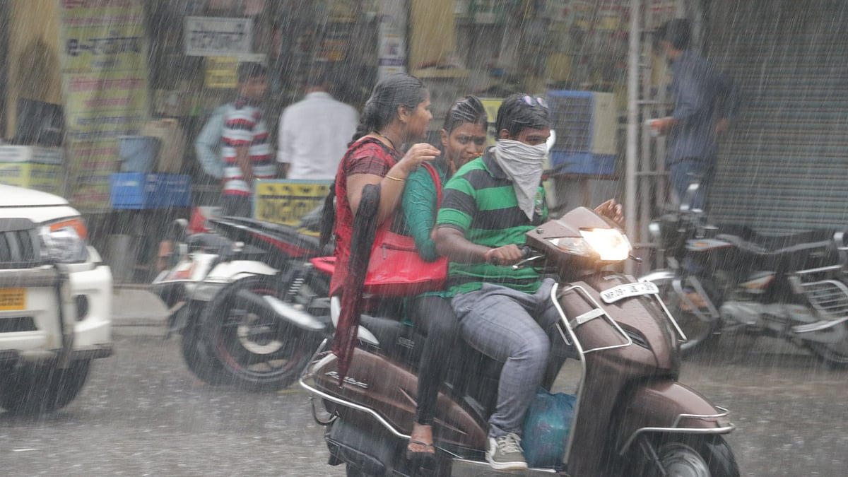 Indore: Sudden rain in many areas catches people off-guard