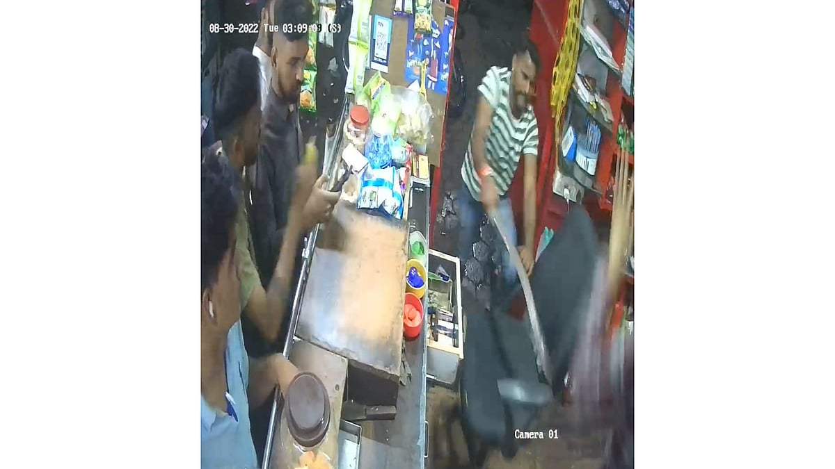 Indore: Man tries to attack trader, damage shop with sword