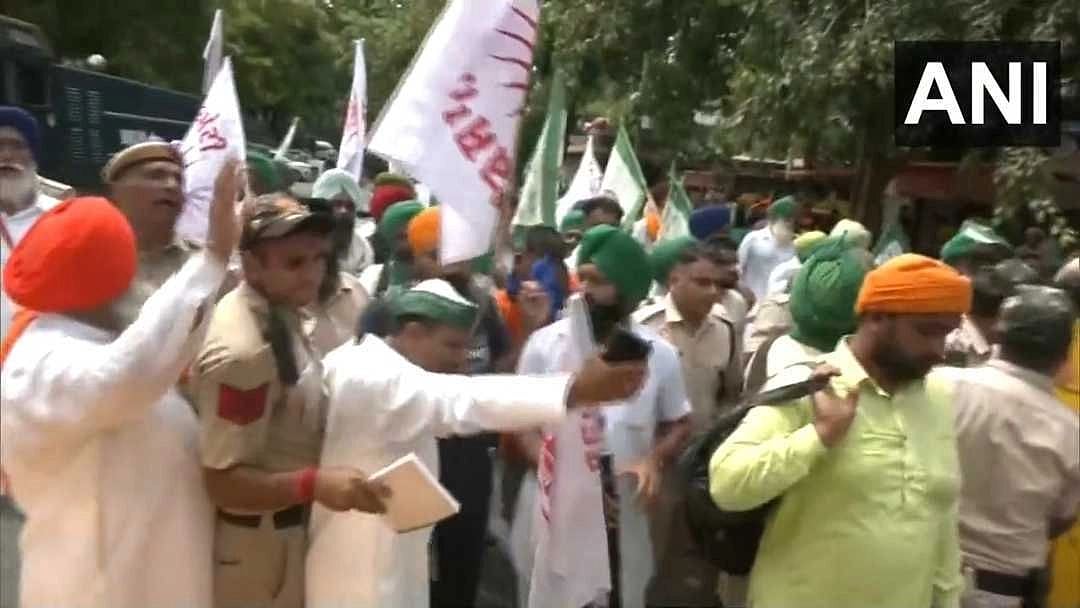 Hundreds of farmers converge for 'mahapanchyat' at Jantar Mantar in Delhi; massive jams at borders