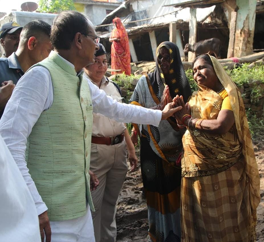 Chief Minister Shivraj Singh Chouhan speaking to flood-affected in Vidisha district on Wednesday