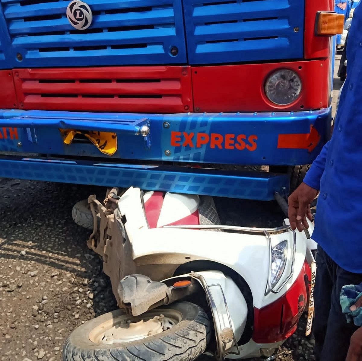 Thane: Pillion rider mowed down by truck after bike skids over pothole in Bhiwandi