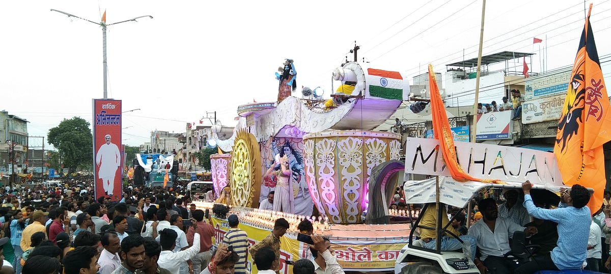 Khargone: Nearly three-lakh devotees throng grand “Shiv Dola”