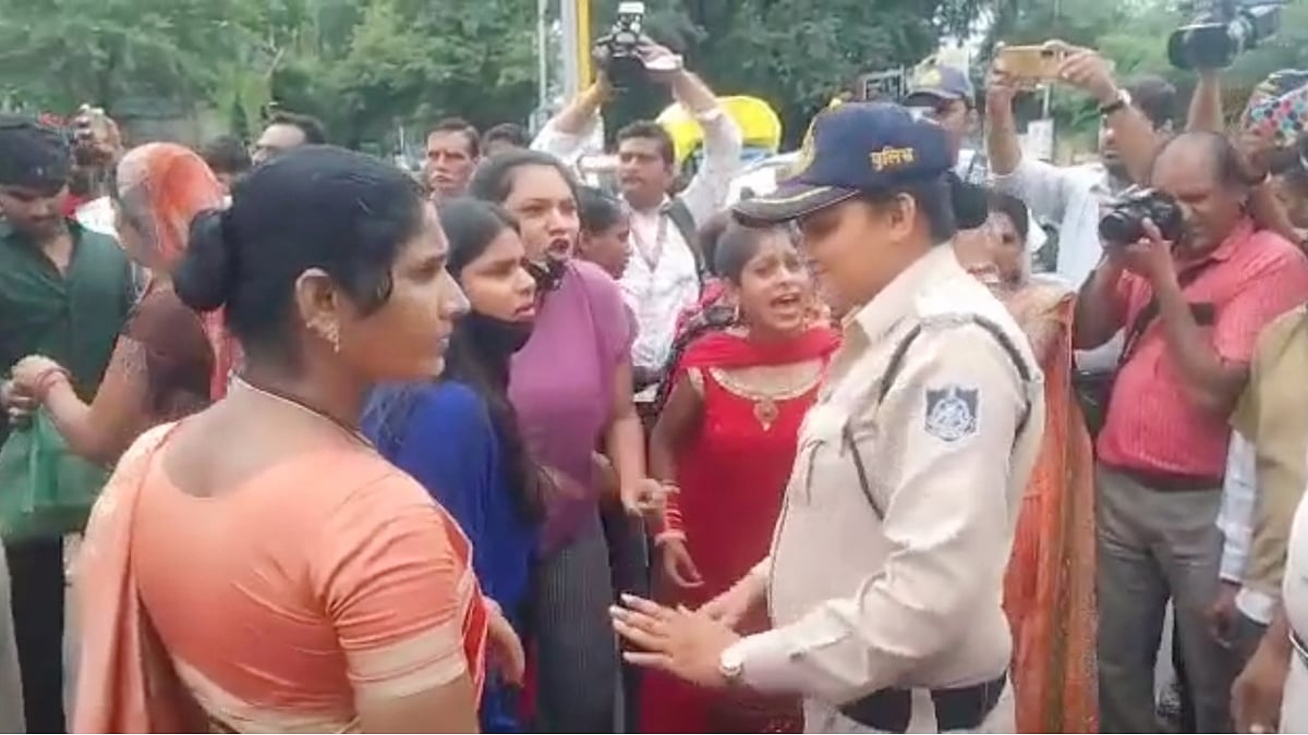 On camera: Sisters stage sit-in outside Central Jail when stopped from meeting brothers in jail 