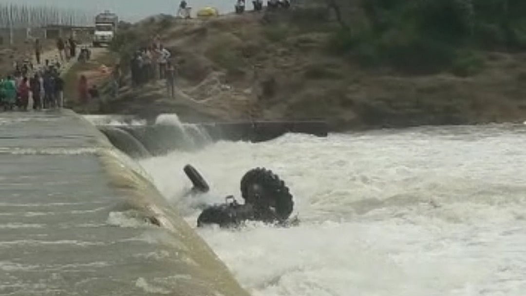 Ujjain: Man feared dead, another rescued as tractor falls in swollen Gambhir river