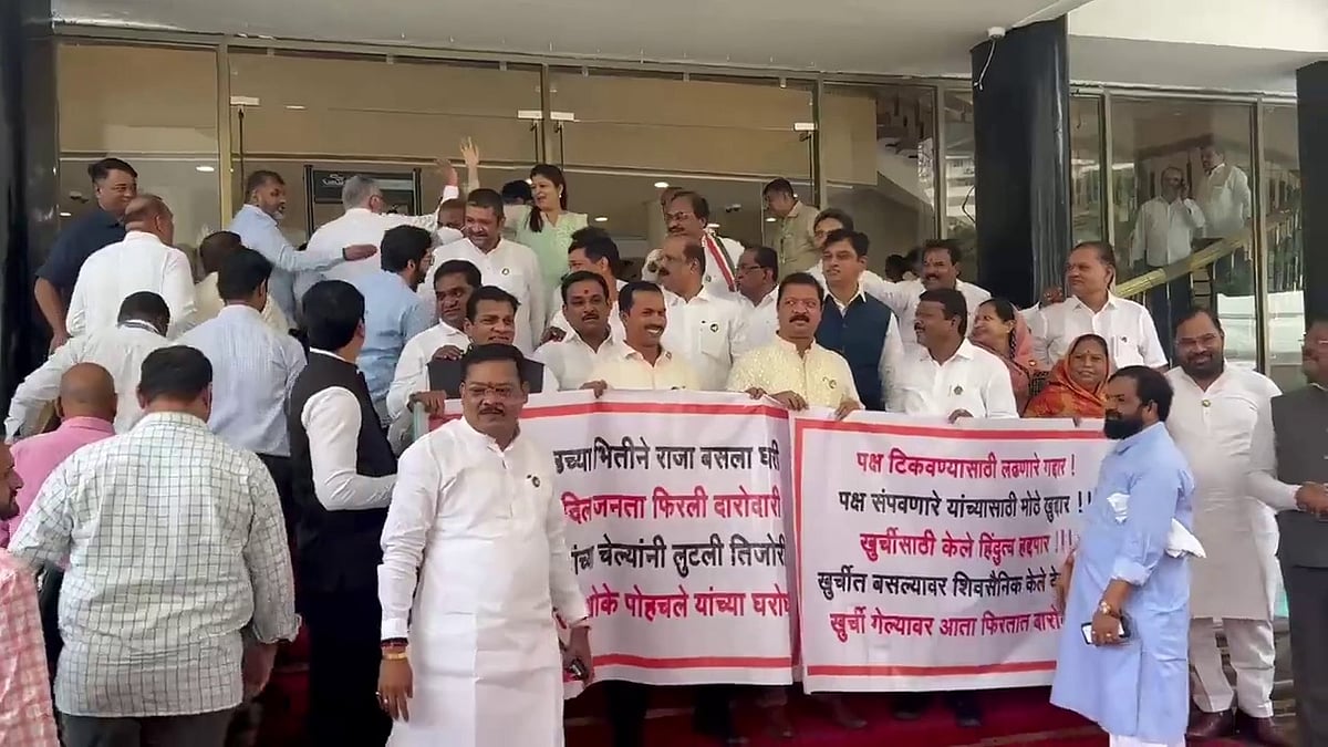 Watch video: Shinde-faction leaders protest in front of Aditya Thackeray, accuse Matoshree of corruption 