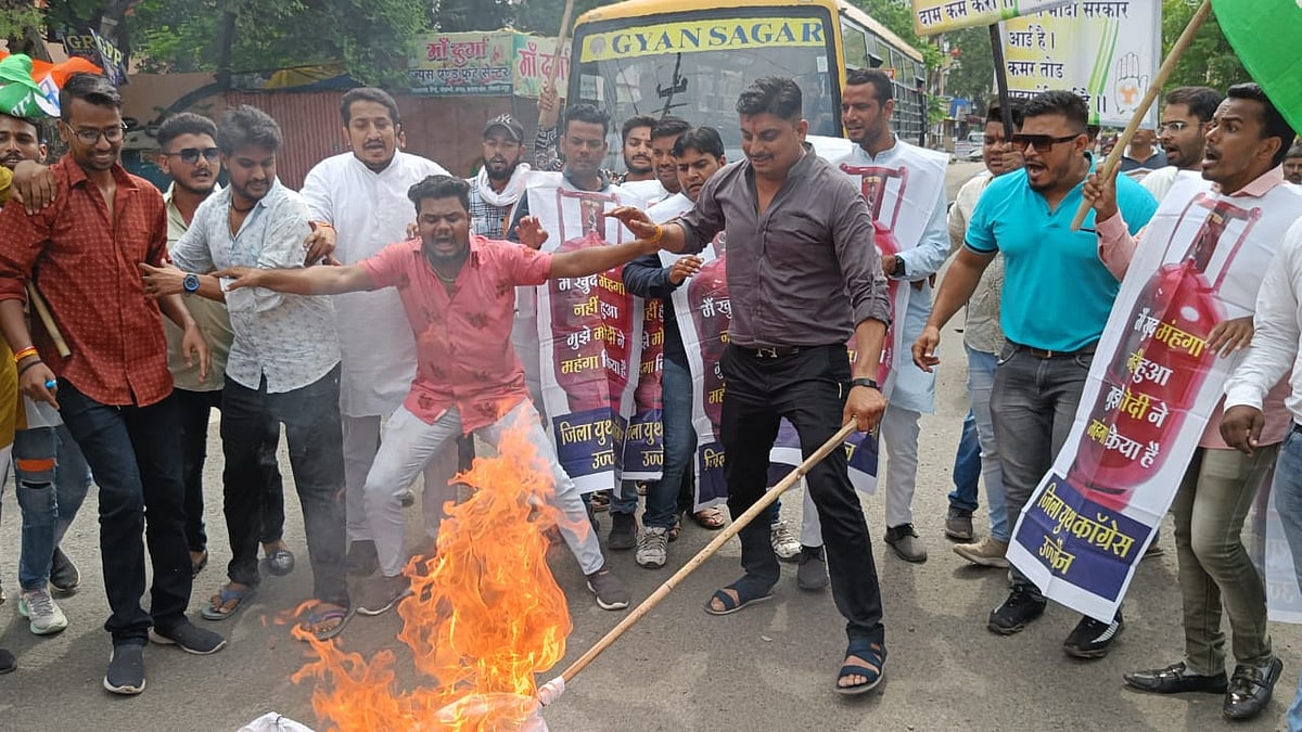 Youth Congress workers burn the effigy of Prime Minister Narendra Modi | FP PHOTO