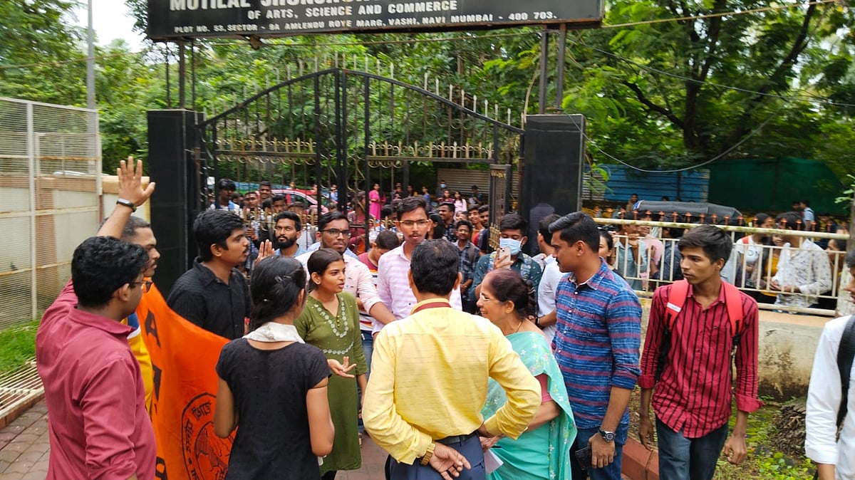 Navi Mumbai: ABVP demonstrates outside Vashi college over lack of basic amenities, threaten to intensify if needs not met