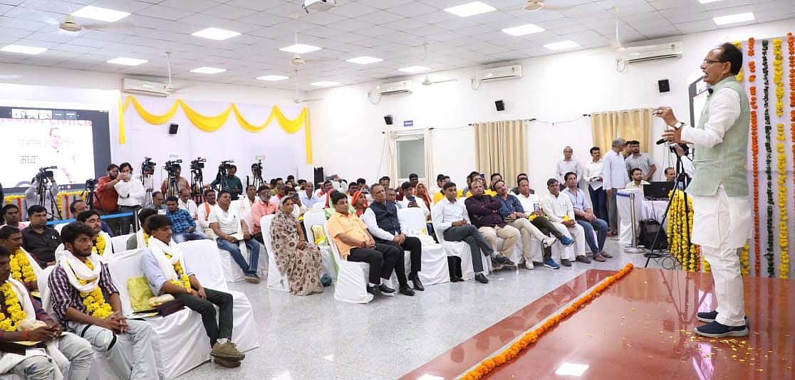 Chief Minister Shivraj Singh Chouhan 
addressing felicitation ceremony of individuals and institutions who have done excellent work in disaster management of Karam Dam in Dhar district.