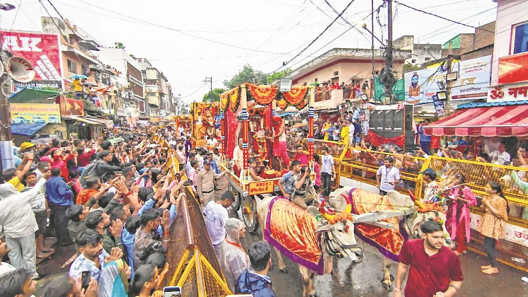 People present on both sides of the road and atop houses and commercial establishments on the scheduled route of the Shahi Sawari. Lord Mahakal’s 6 avatars, which were riding on different vehicles, were the centre of attraction.