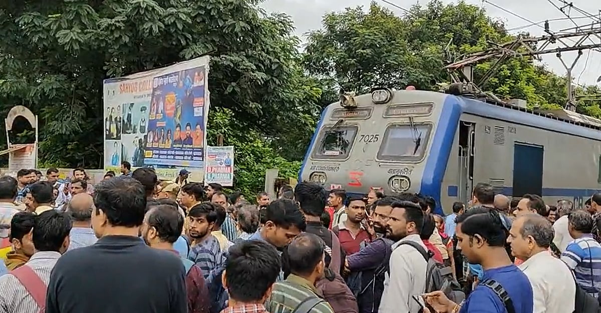 Thane: Kalwa passengers demand restoration of non-AC service