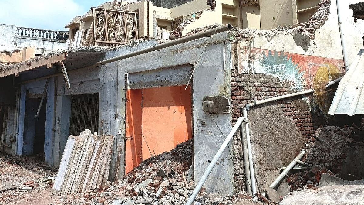 Suwasara: Labourer dies after wall collapse during demolition