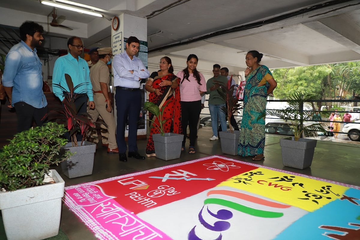 TMC chief appreciates Thane civic school teacher, her daughter for innovative Rangoli themed on 'Azadi Ka Amrit Mahotsav'