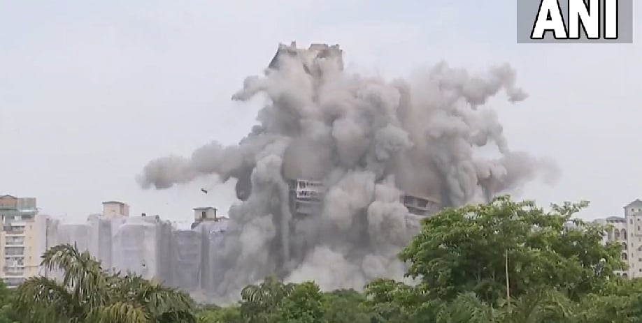 'Noida people, have a safe breathing': Twitterati react after Supertech twin towers razed to ground