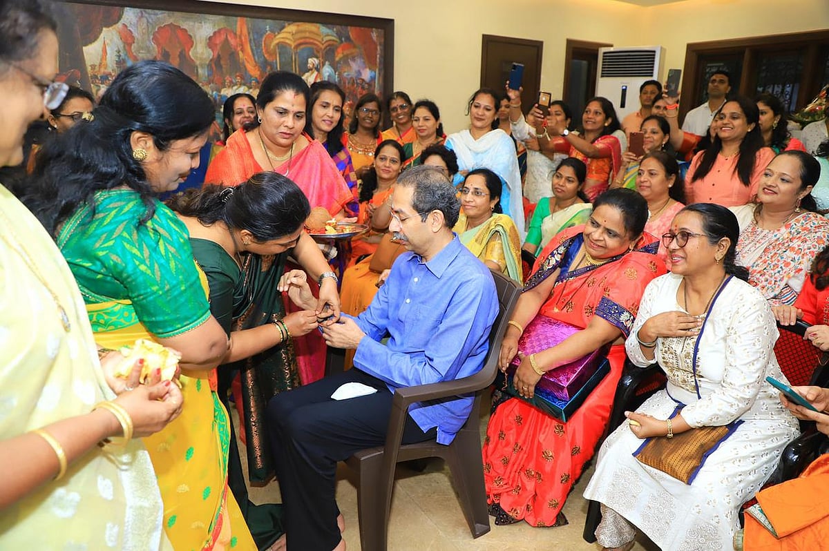 Mumbai: Ahead of Raksha Bandhan, nurses from BMC-run hospitals tie rakhis to former CM Uddhav Thackeray
