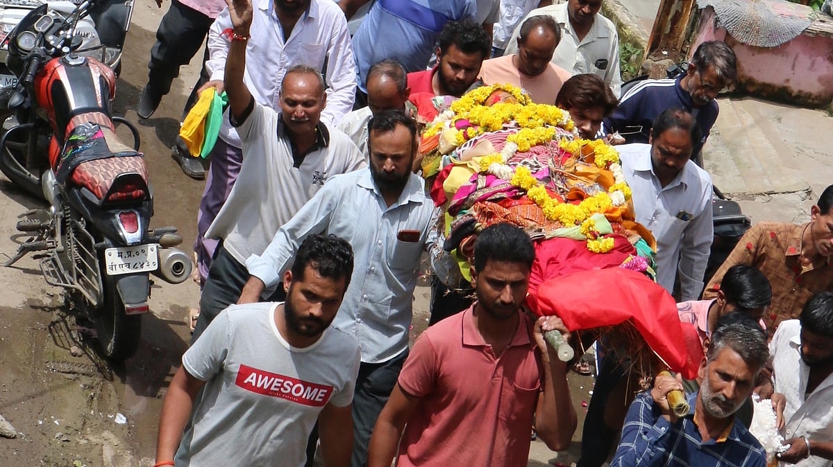 Indore: Last rites of 4 of a family held, pall of gloom in Bhagirathpura