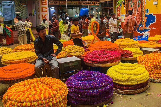 Mumbai: Prices of flowers shoot up amid rise in demand 