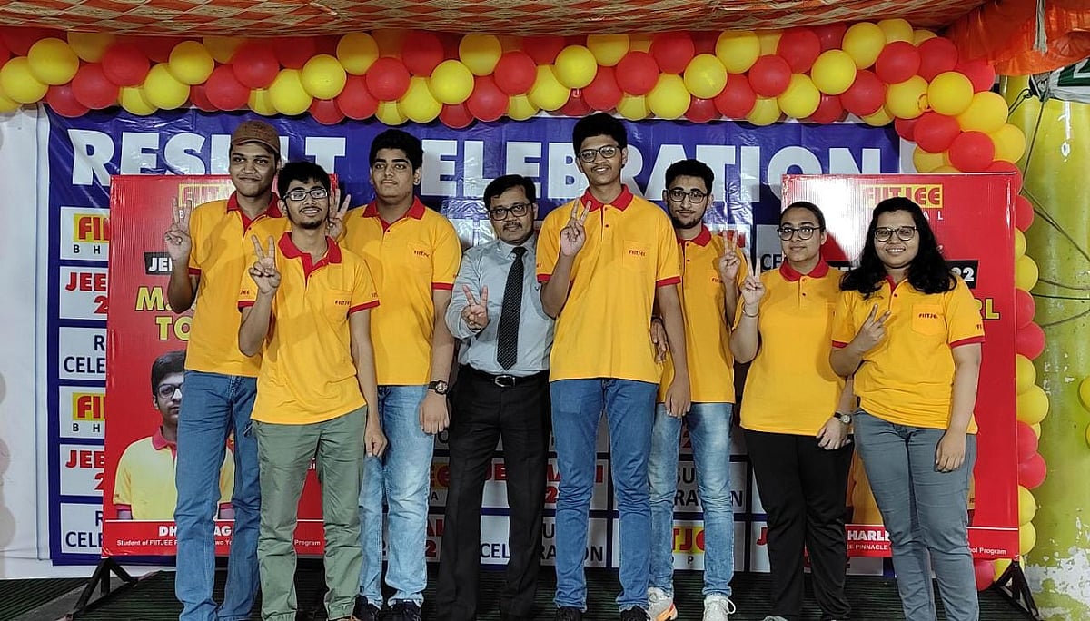 Dhruv Agarwal (fourth from right), state topper in JEE Main and other top-scorers from the city. | 