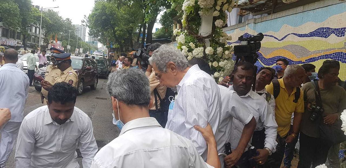 People arrive at Worli crematorium in Mumbai for the last rites of former Chairman of Tata Sons, Cyrus Mistry