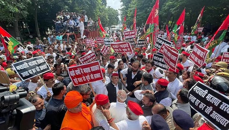 UP: SP march to UP Assembly stopped, party chief Akhilesh Yadav sits on ...