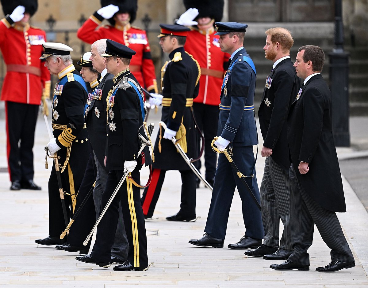 Queen Elizabeth II coffin arrives at Westminster Abbey followed by her children