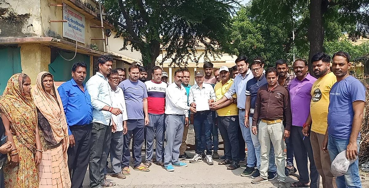 Ujjain: Semi-government employees stage protest against outsourcing policy
