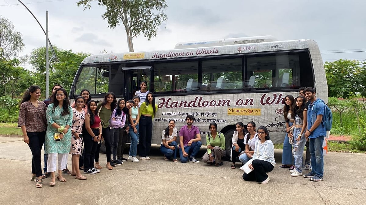 Bhopal: ‘Handloom on Wheels’ gets warm reception at NIFT and INIFD