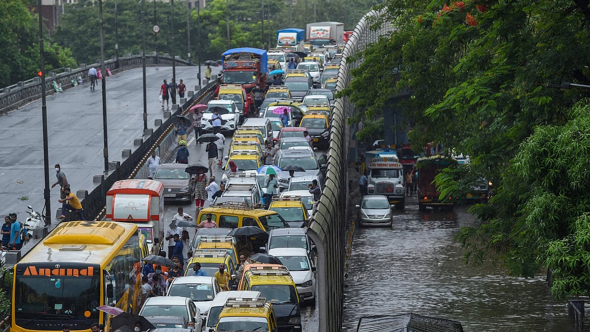 Mumbai: Massive traffic congestion on Western Express Highway, commuters face harrowing time