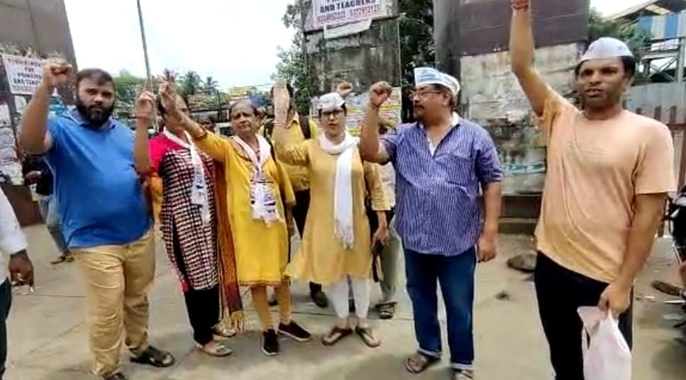 Mumbra: AAP protested outside station against unfair treatment to the commuters