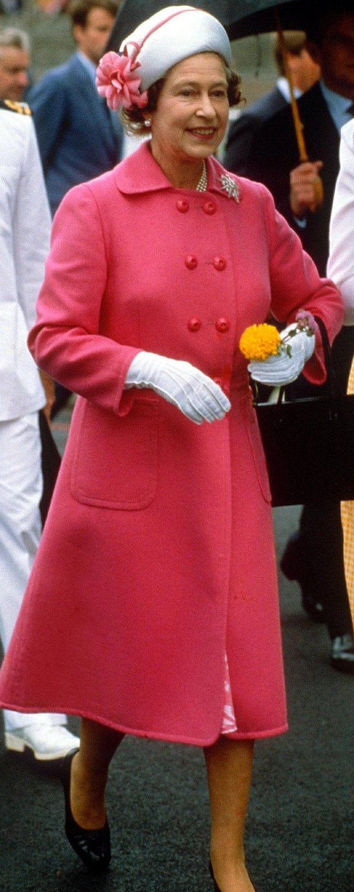 1986: Her Majesty in a bright pink Hardy Amies coat during the New Zealand tour. Diamond brooch on left collar and pink flower on the hat added the chutzpah.