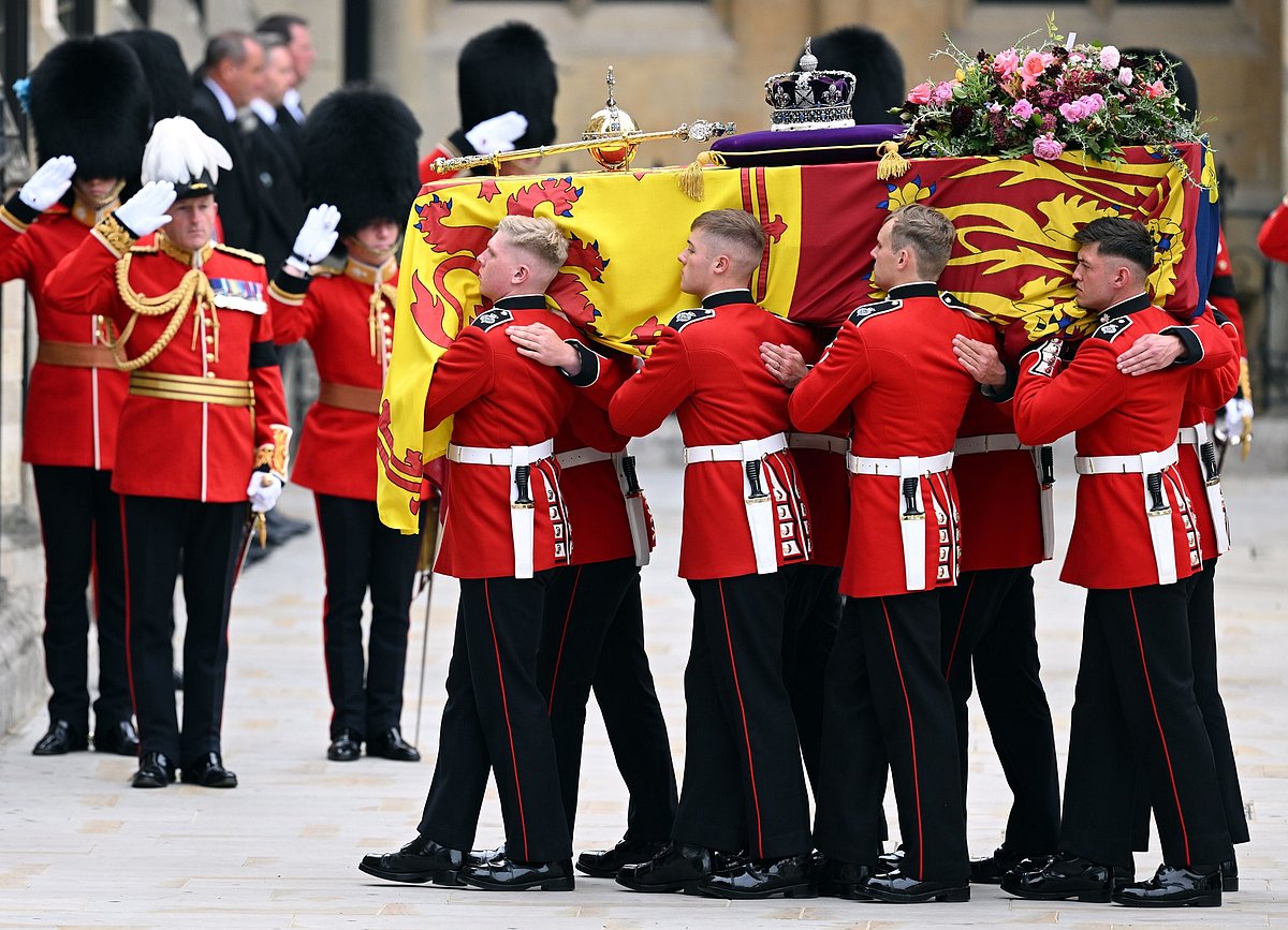 Queen Elizabeth II coffin arrives at Westminster Abbey followed by her children