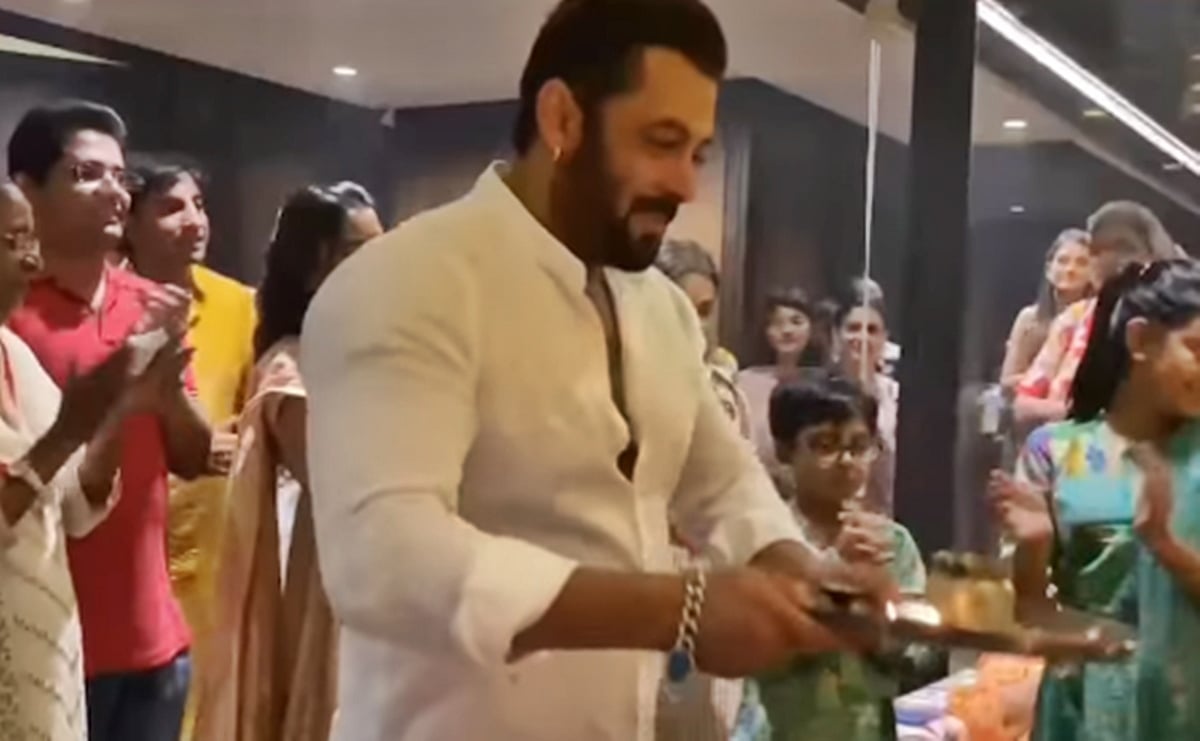 Ganeshotsav 2022: Salman Khan performs aarti at sister Arpita's home - watch video