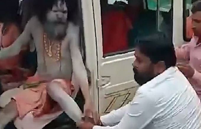 On Sept 13, sadhus Nemchandnath Gosavi, Raju Gosavi, Pappu Gosavi and Prem Shankar were assaulted by a mob of more than 20 people | Photo: Twitter/ Screen grab 