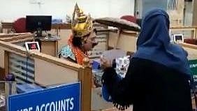 Watch Video: SBI employee dresses like King Mahabali on the occasion of Onam